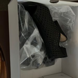 Comfort est 1946 women’s size 7 open toed heeled sandals/heels. Black.